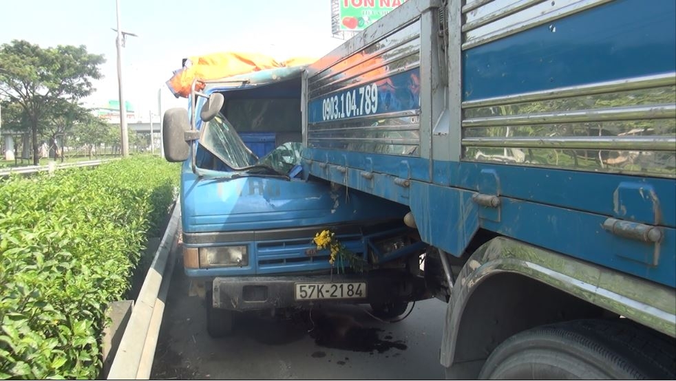 tp hcm nguoi dan cay cua cuu tai xe ket trong cabin sau va cham