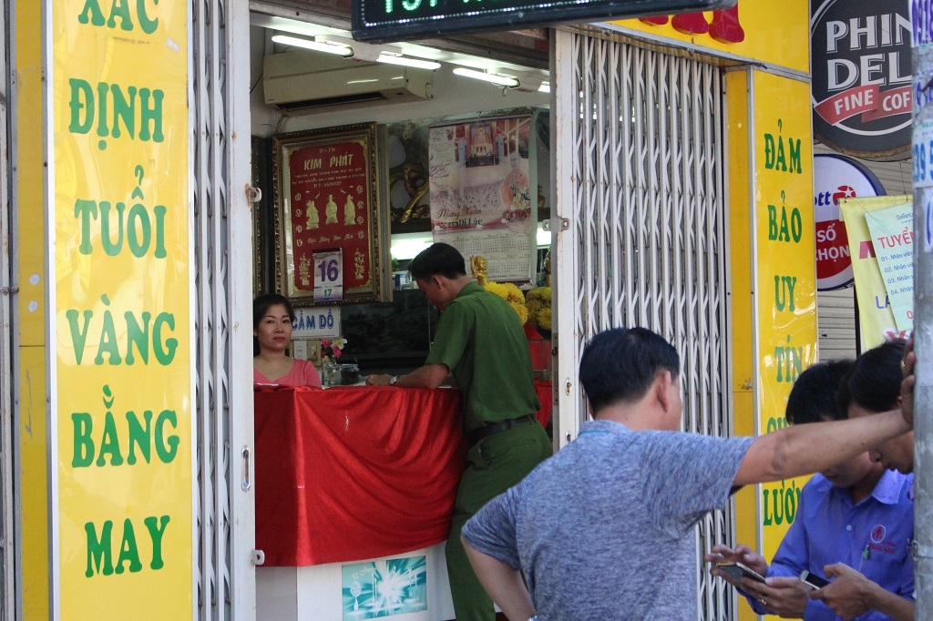 vu doa no tiem vang doi 200 trieu chat long trong can la nuoc