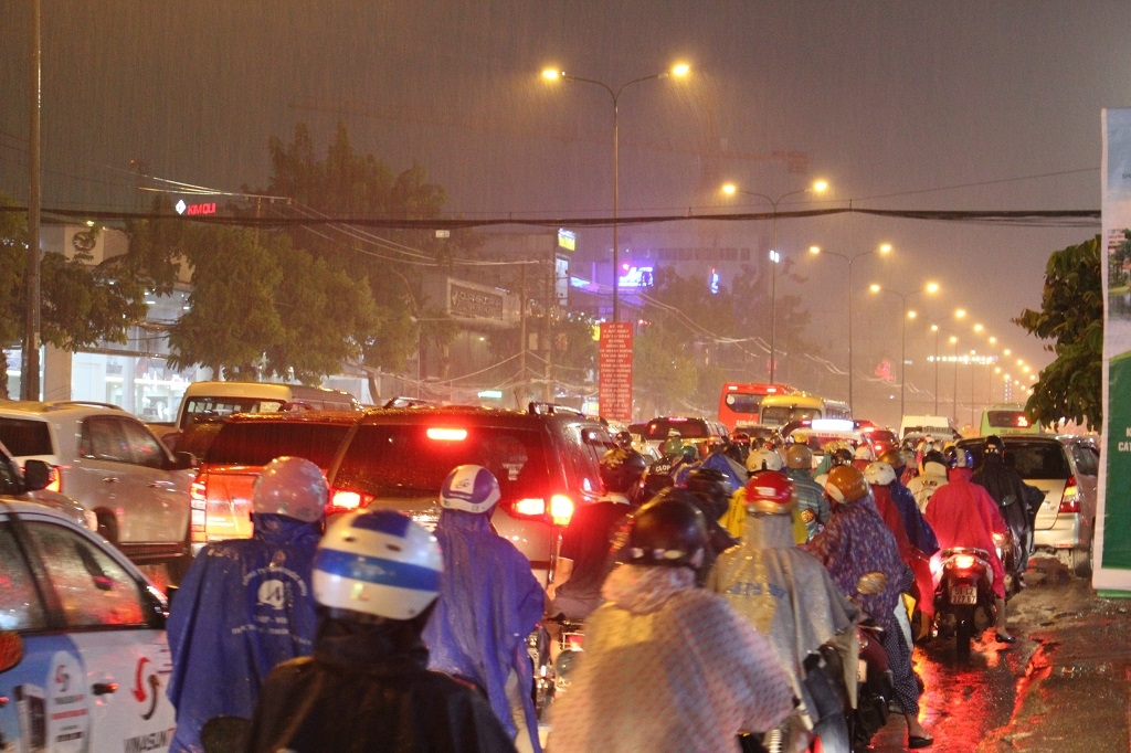 tp hcm mua lon ket xe nguoi dan quay cuong tren pho