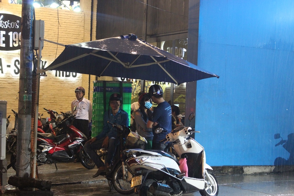 tp hcm mua lon ket xe nguoi dan quay cuong tren pho