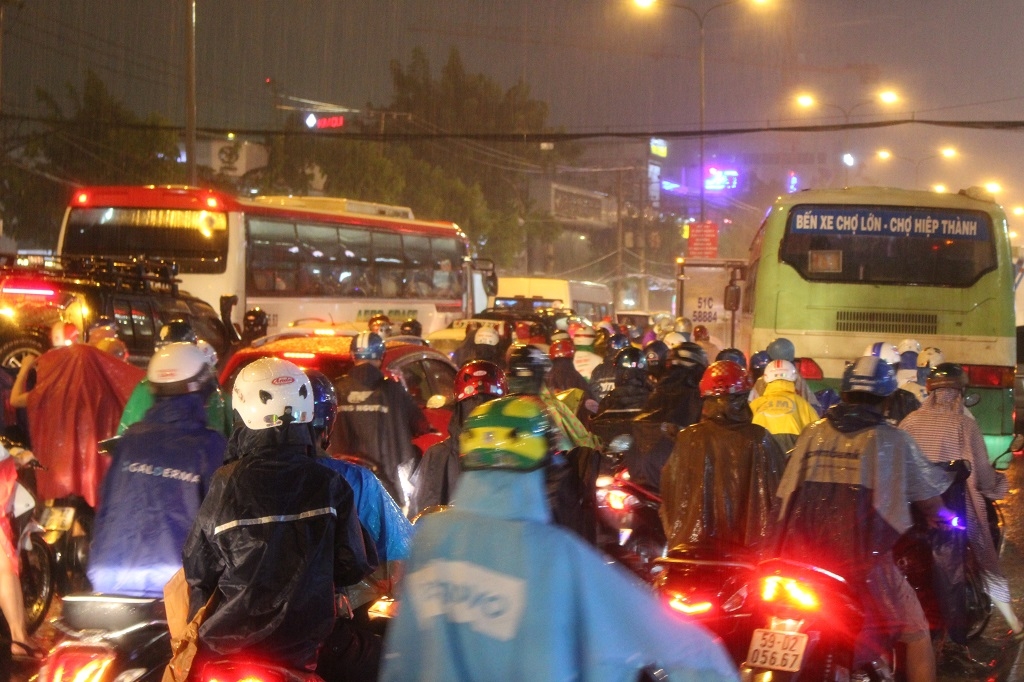 tp hcm mua lon ket xe nguoi dan quay cuong tren pho