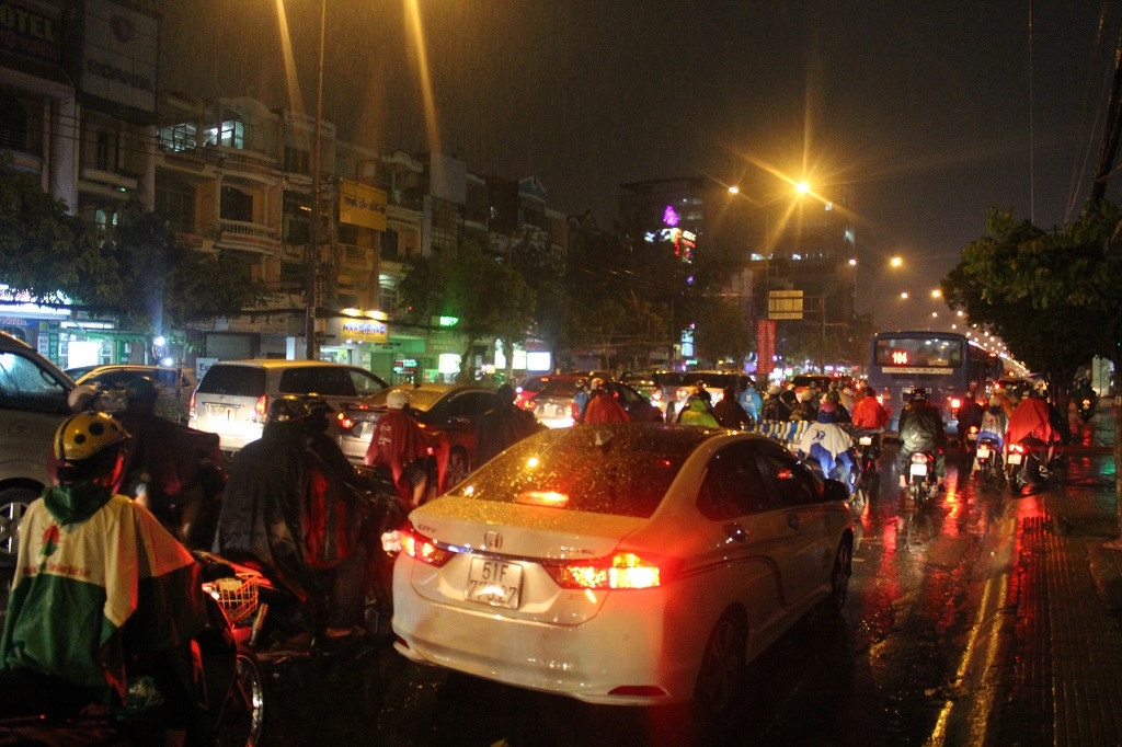tp hcm mua lon ket xe nguoi dan quay cuong tren pho