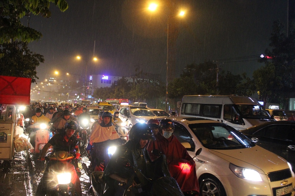 tp hcm mua lon ket xe nguoi dan quay cuong tren pho