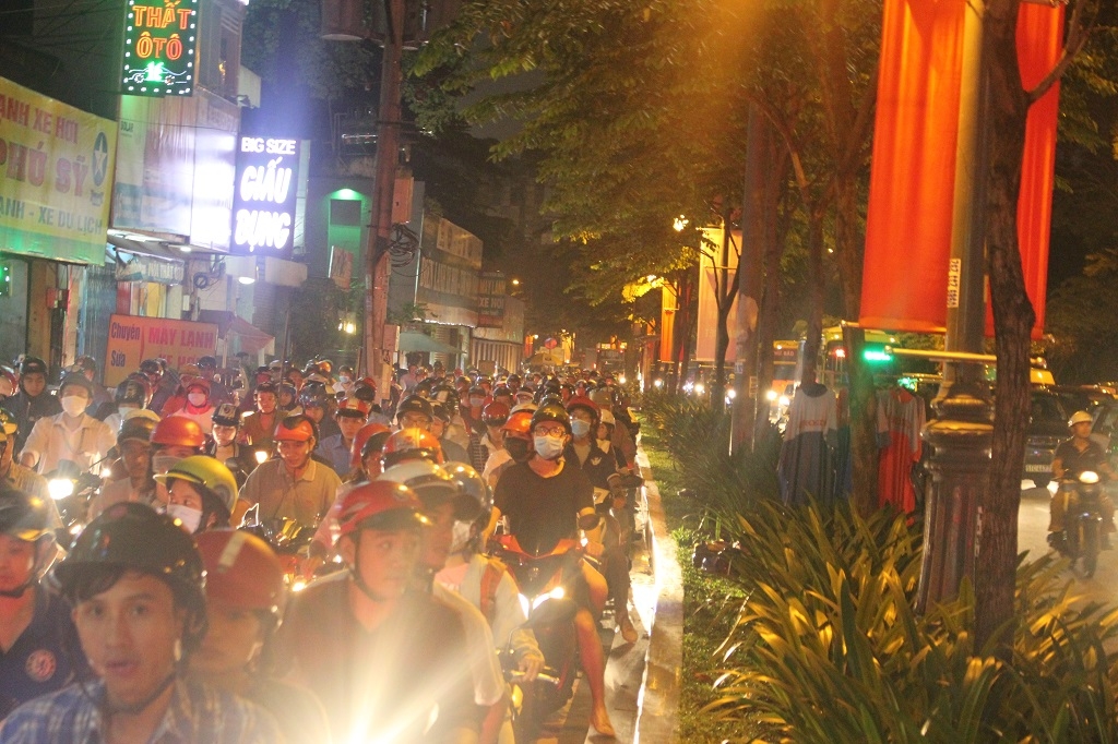 tp hcm mua lon ket xe nguoi dan quay cuong tren pho
