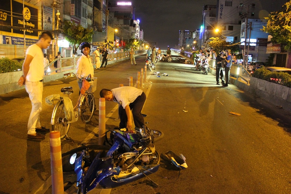 phong toa cau vuot hoang hoa tham vi va cham lien hoan giua 4 xe may