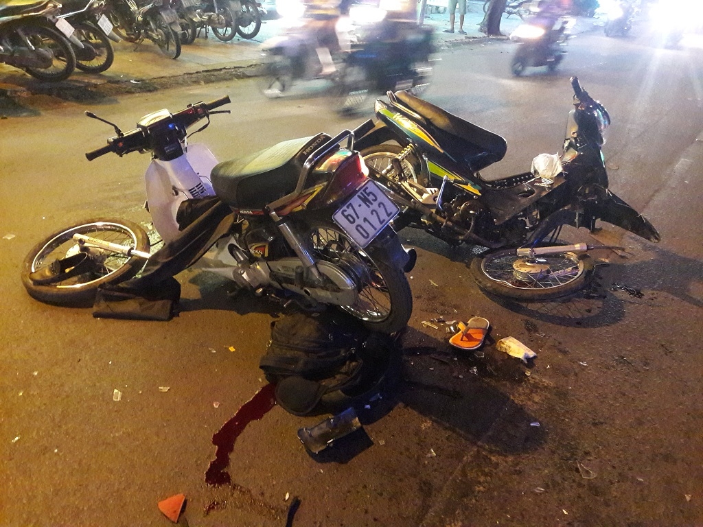phong toa cau vuot hoang hoa tham vi va cham lien hoan giua 4 xe may