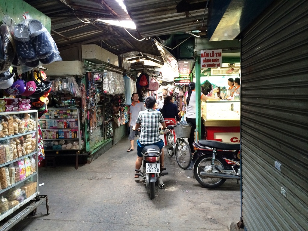 nghi can dam guc thanh nien trong cho khai gi tai co quan cong an