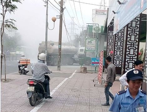 xe bon vuong day dien ha the canh tram xang ca khu pho nao loan