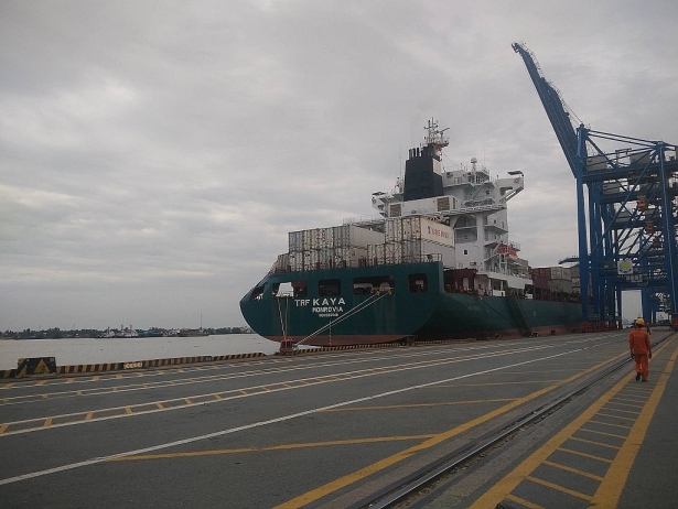 vu hai tau dam nhau nhieu container bien dang roi xuong song vi mot tau dut neo troi tu do