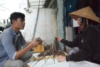 tom hum chet hang loat nguoi nuoi ngoi tren lua