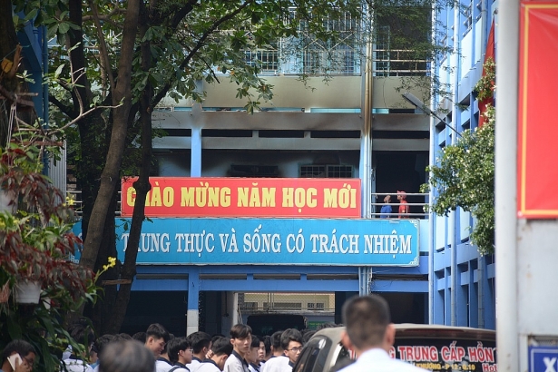 truong hoc boc chay du doi hang tram hoc sinh hoang loan bo chay ra ngoai duong