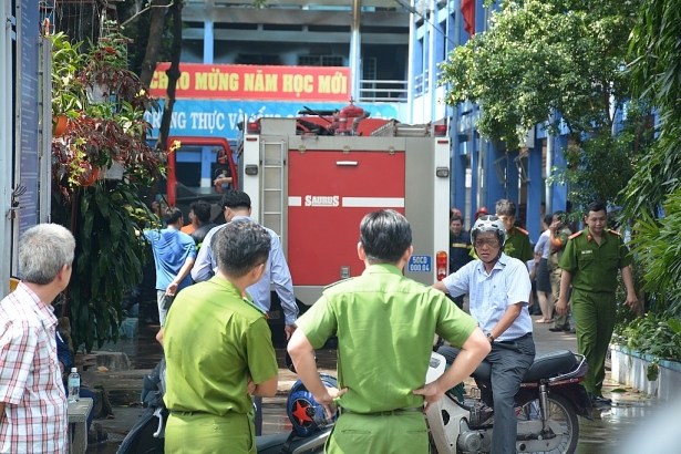 truong hoc boc chay du doi hang tram hoc sinh hoang loan bo chay ra ngoai duong