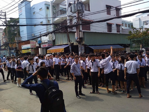 truong hoc boc chay du doi hang tram hoc sinh hoang loan bo chay ra ngoai duong
