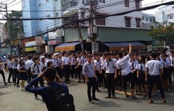 Trường học bốc cháy dữ dội, hàng trăm học sinh hoảng loạn bỏ chạy ra ngoài đường