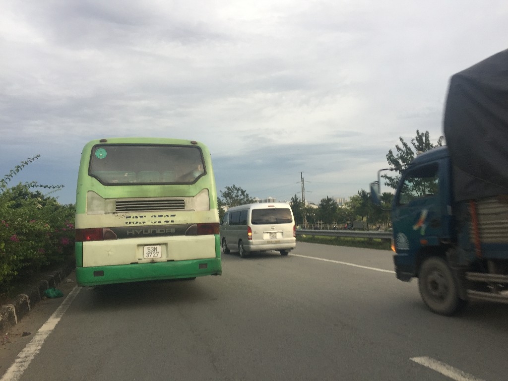 tp hcm va cham voi xe buyt hai nguoi thuong vong