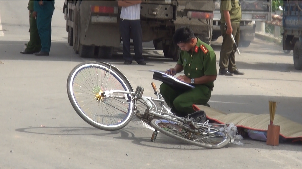 va cham voi xe bon nguoi phu nu chet tham