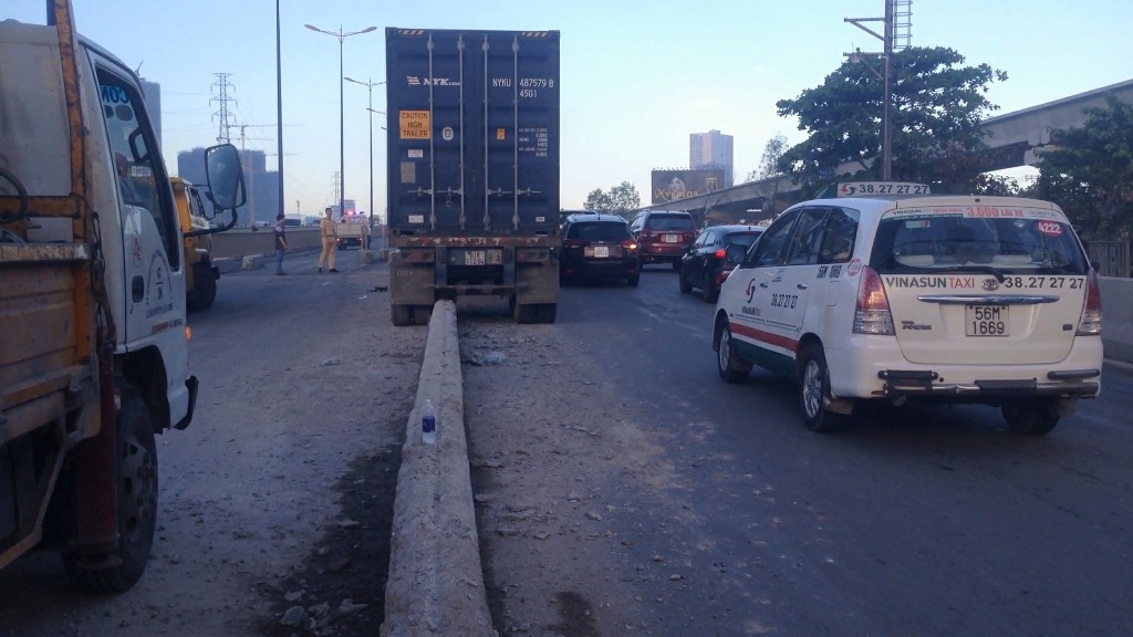 container dai nao duong pho cau sai gon te liet nhieu gio