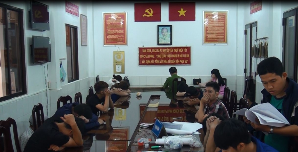 bat qua tang 20 dan choi phe ma tuy trong khach san co mat ma