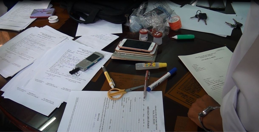 bat qua tang 20 dan choi phe ma tuy trong khach san co mat ma