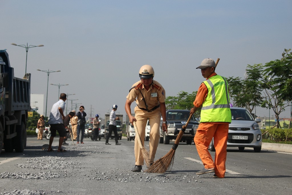 cam dong csgt doi nang quet da roi tren dai lo