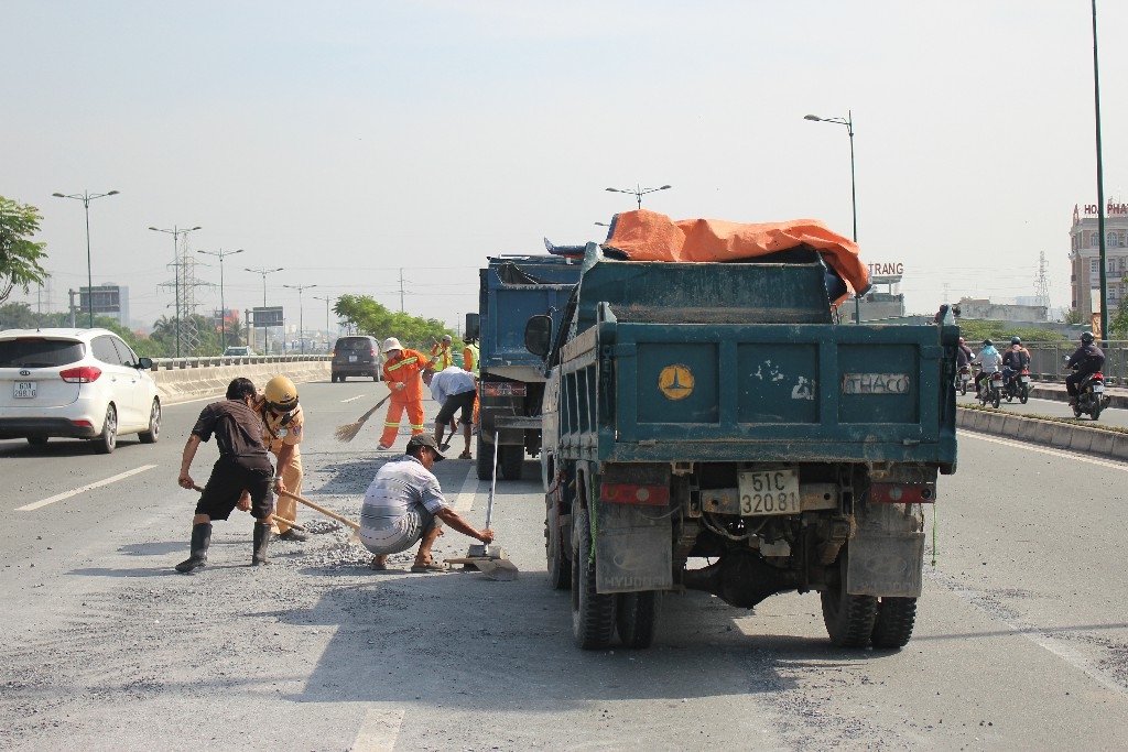 cam dong csgt doi nang quet da roi tren dai lo