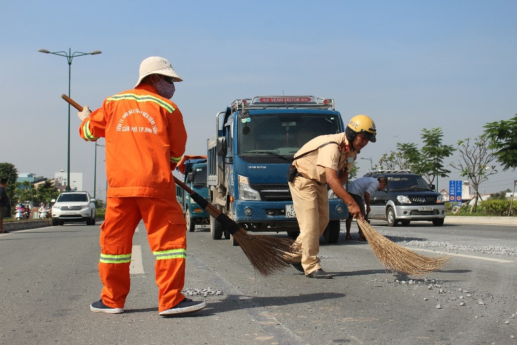 cam dong csgt doi nang quet da roi tren dai lo