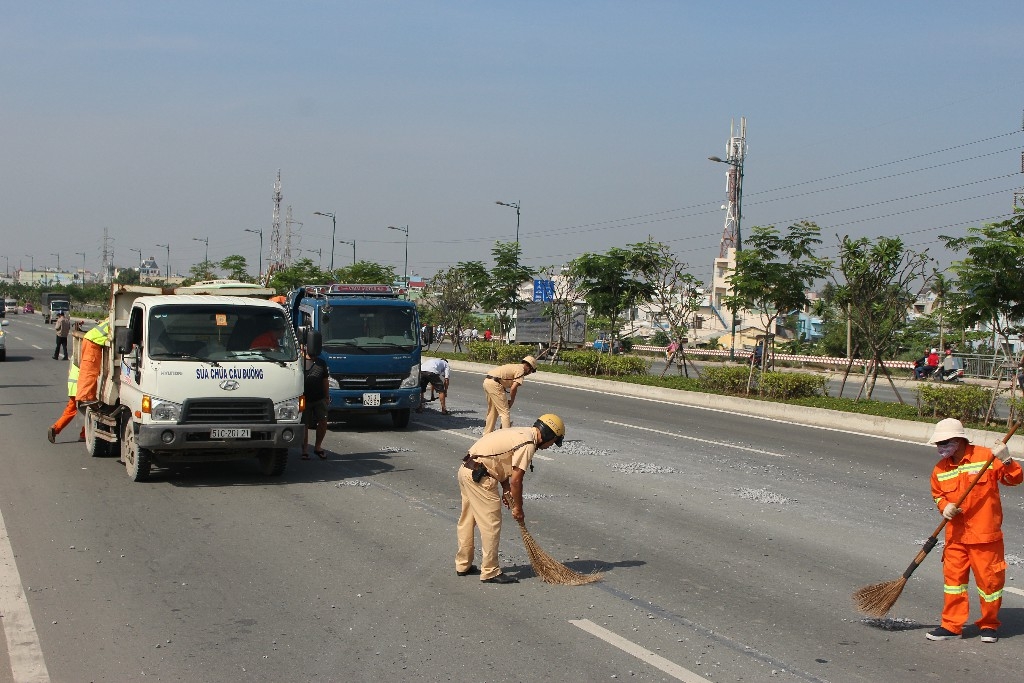 cam dong csgt doi nang quet da roi tren dai lo
