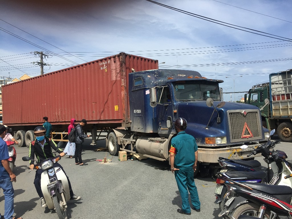 binh duong va cham voi xe container nguoi phu nu chet tham