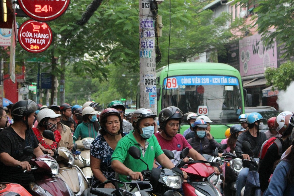 TP HCM: Xe ô tô 7 chỗ bốc khói, đường Phạm Viết Chánh ùn tắc nghiêm trọng