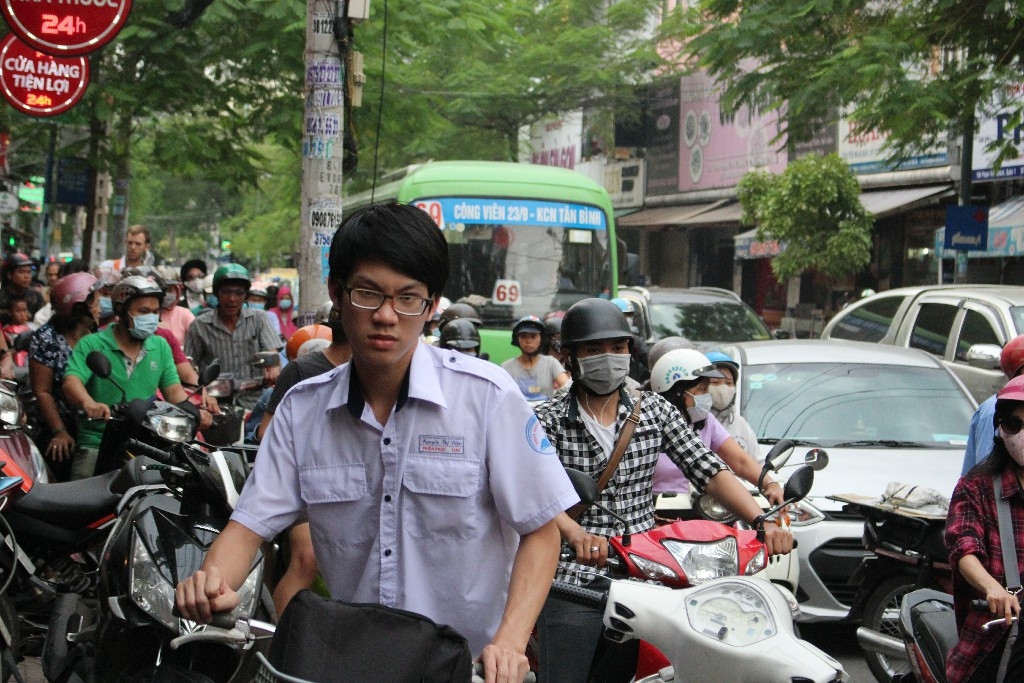 TP HCM: Xe ô tô 7 chỗ bốc khói, đường Phạm Viết Chánh ùn tắc nghiêm trọng