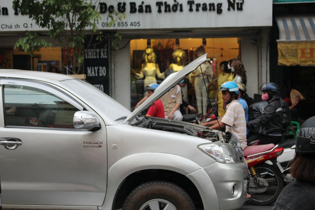 TP HCM: Xe ô tô 7 chỗ bốc khói, đường Phạm Viết Chánh ùn tắc nghiêm trọng