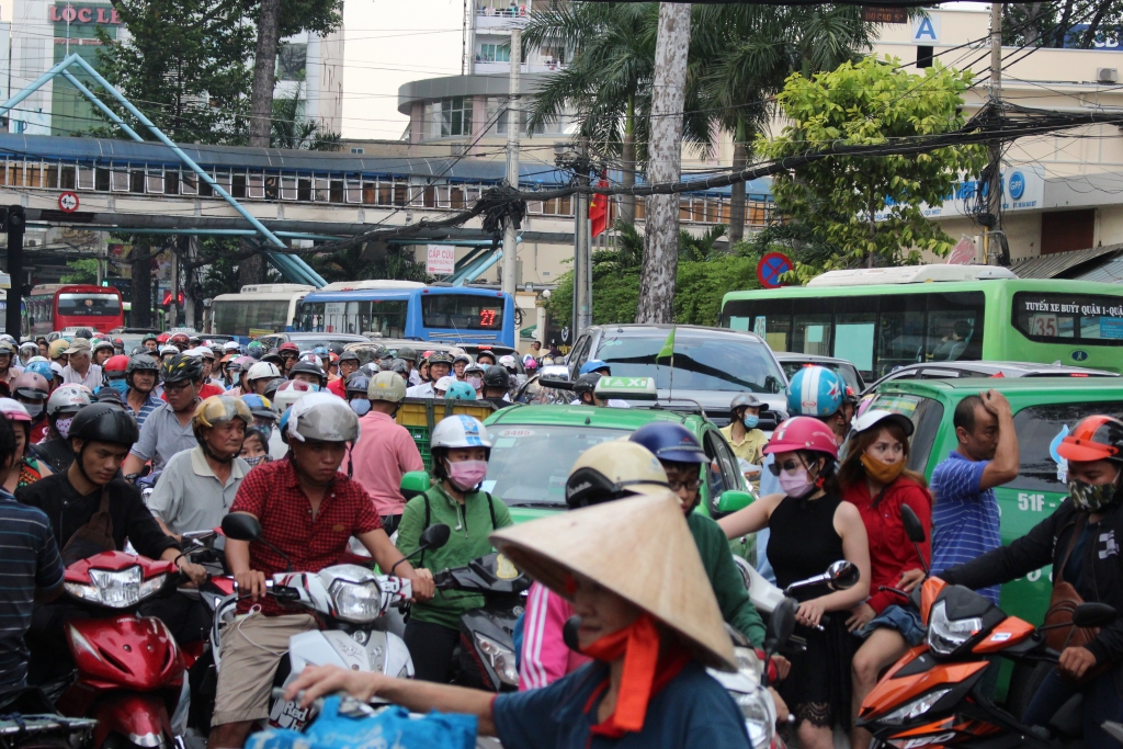 TP HCM: Xe ô tô 7 chỗ bốc khói, đường Phạm Viết Chánh ùn tắc nghiêm trọng