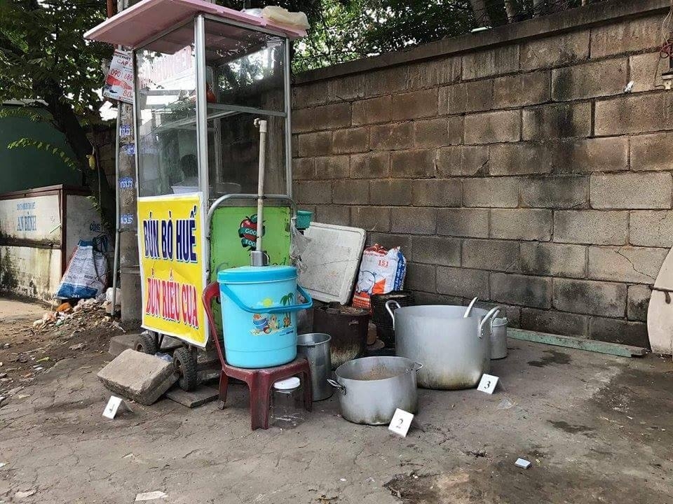 nghi can bo thuoc chuot vao noi bun rieu khai gi