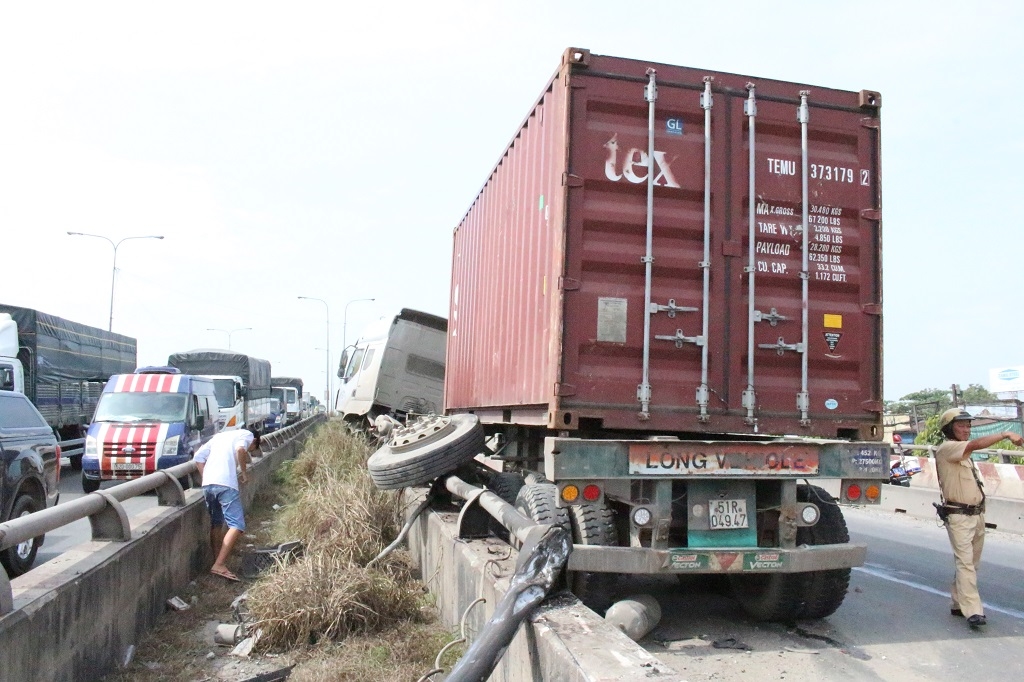 tp hcm xe container nam vat veo tren cau tai xe dap cua thoat than