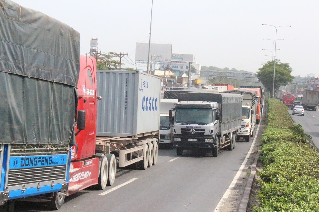 tp hcm xe container nam vat veo tren cau tai xe dap cua thoat than