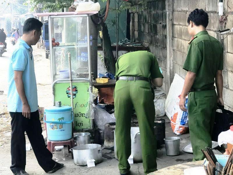 nghi can bo thuoc chuot vao noi bun rieu khai gi