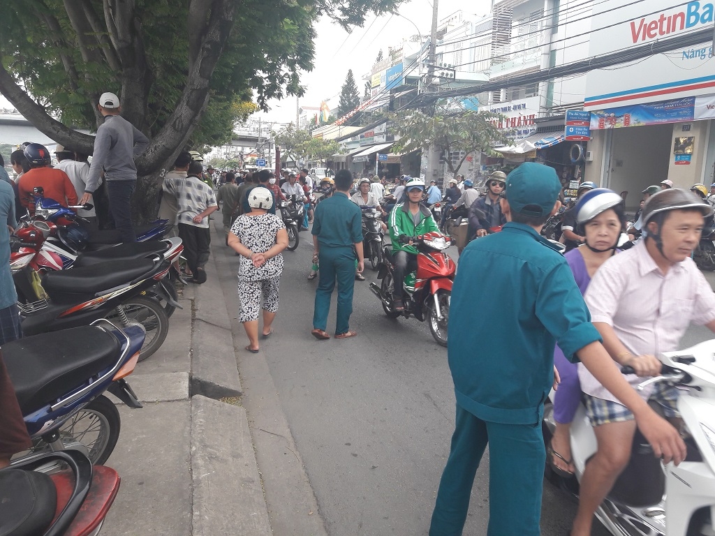 tp hcm tu vong vi lan tim dien thoai roi duoi song