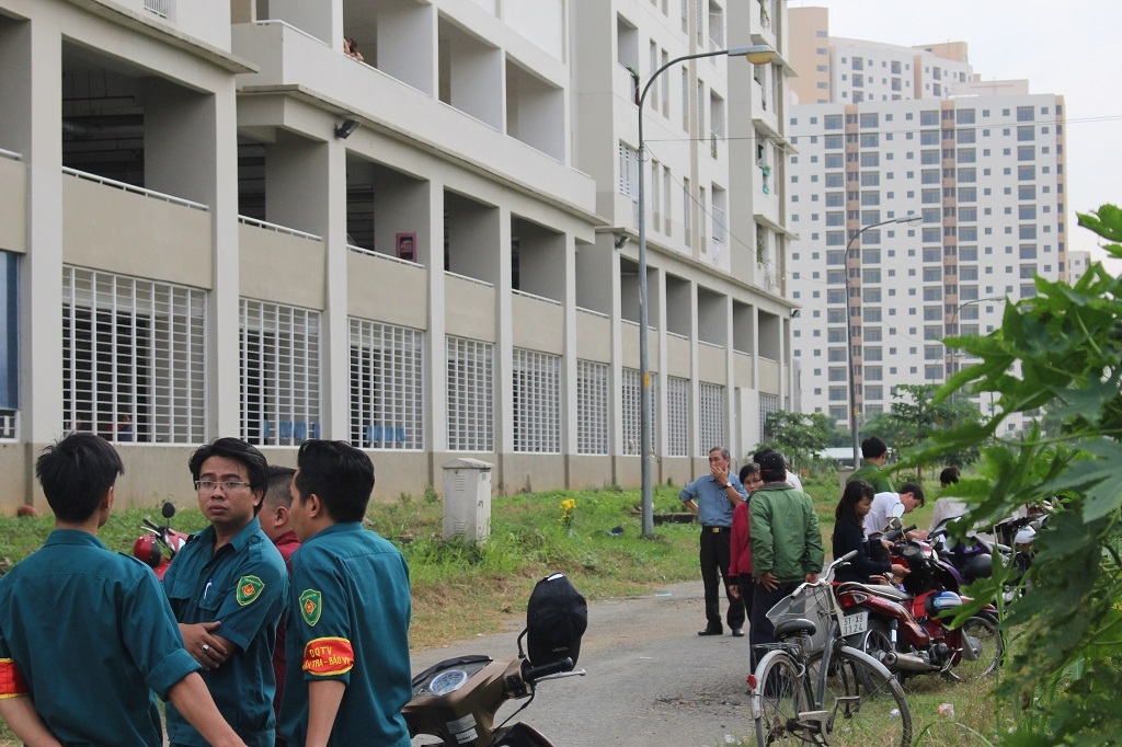 tp hcm roi tu tang 14 chung cu xuong dat 2 nguoi thuong vong