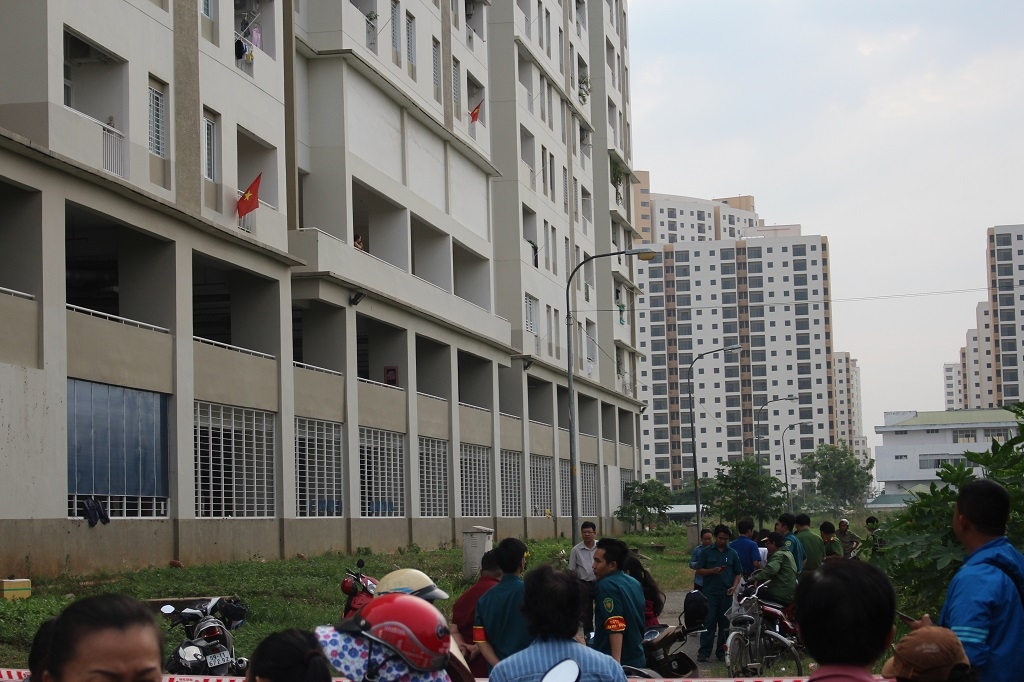 tp hcm roi tu tang 14 chung cu xuong dat 2 nguoi thuong vong