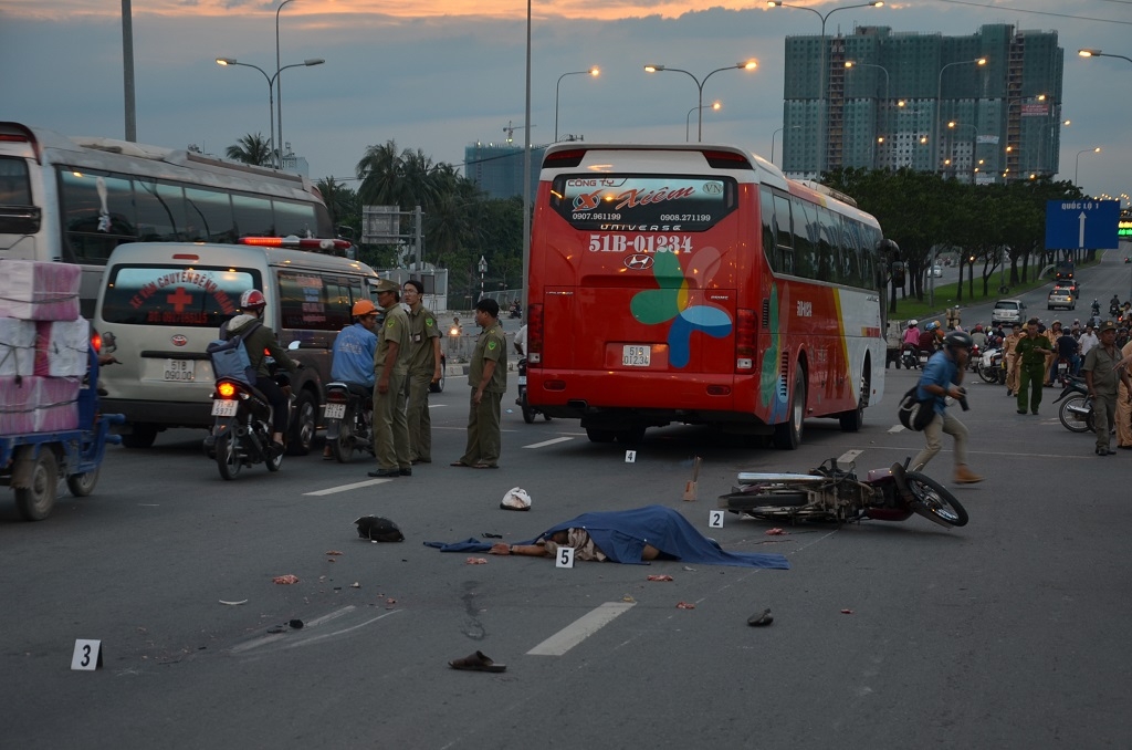 tp hcm nga ra duong nguoi dan ong bi xe khach can tu vong