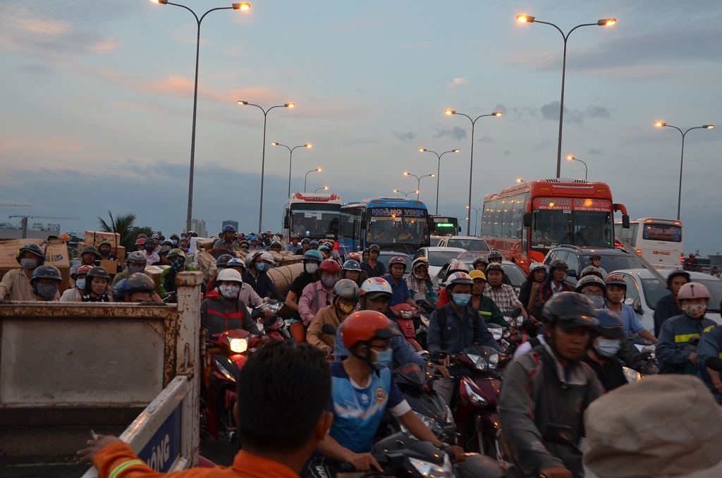tp hcm nga ra duong nguoi dan ong bi xe khach can tu vong
