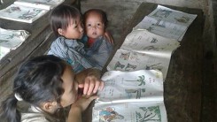 Hình ảnh bé lớp 2 địu em 8 tháng tới trường lay động dân mạng