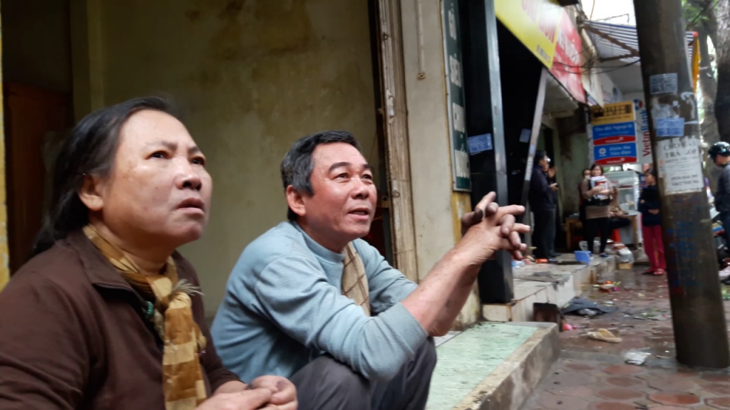 ha noi cua hang ban do noi that boc chay giua trua