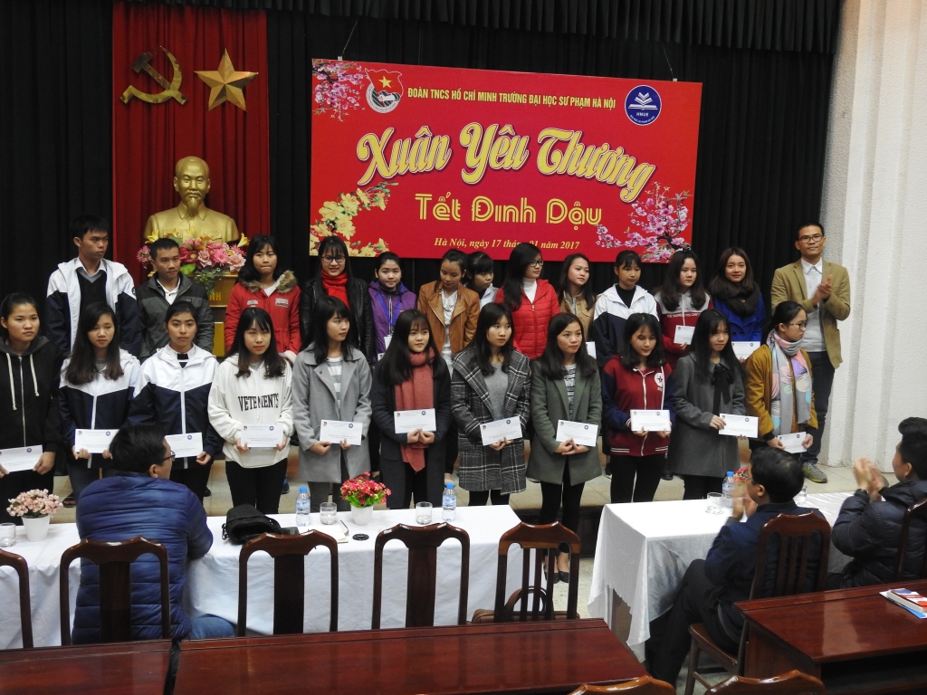 am long nhung mon qua tang sinh vien ngheo ve que an tet