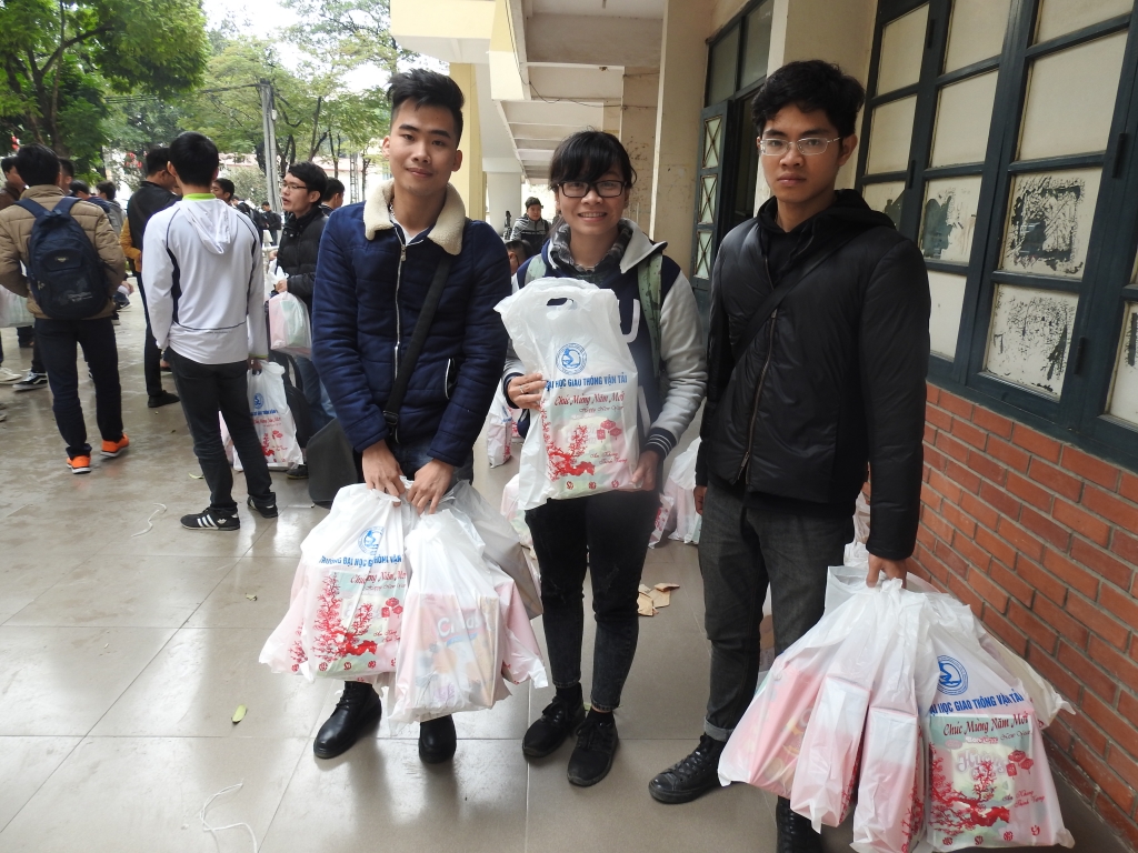 am long nhung mon qua tang sinh vien ngheo ve que an tet