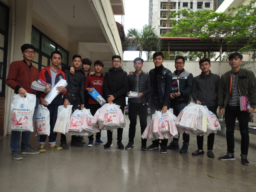 am long nhung mon qua tang sinh vien ngheo ve que an tet