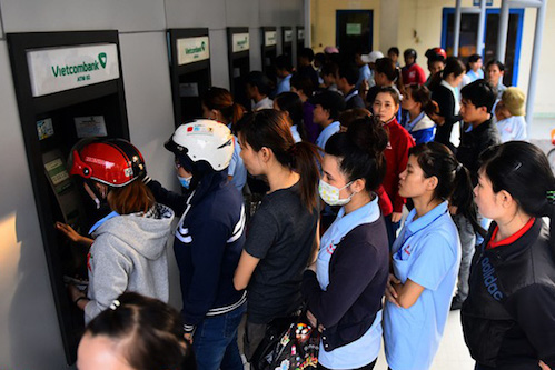 atm dip tet lai nghen nguoi dan di hon 10km moi rut duoc tien