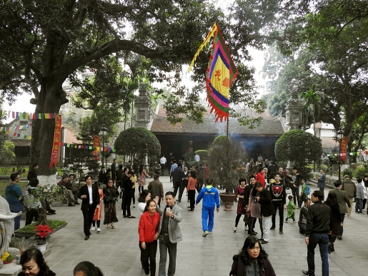 mung 1 tet nguoi ha noi no nuc di xin chu le chua