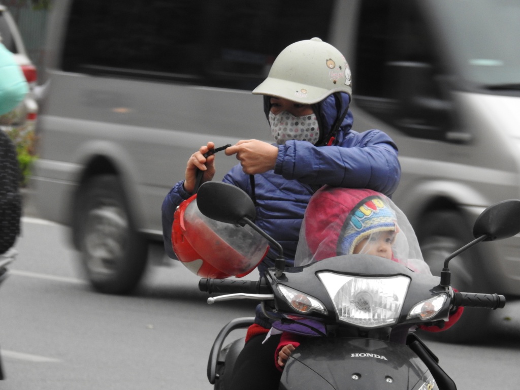 ha noi co truong gan nua hoc sinh nghi hoc do mua ret