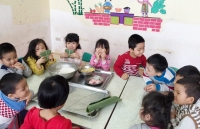 buc anh cau be bang gia hieu hoc khien dan mang nao long